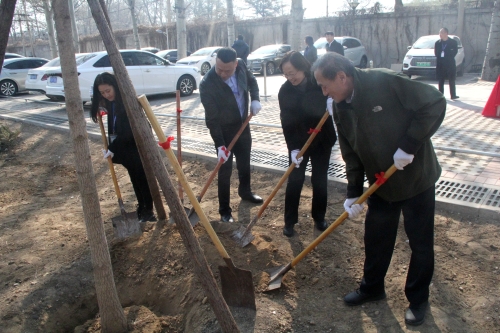 公司園區(qū)“同心林(lín)”共同栽下(xià)“同心”樹(shù)苗(1)